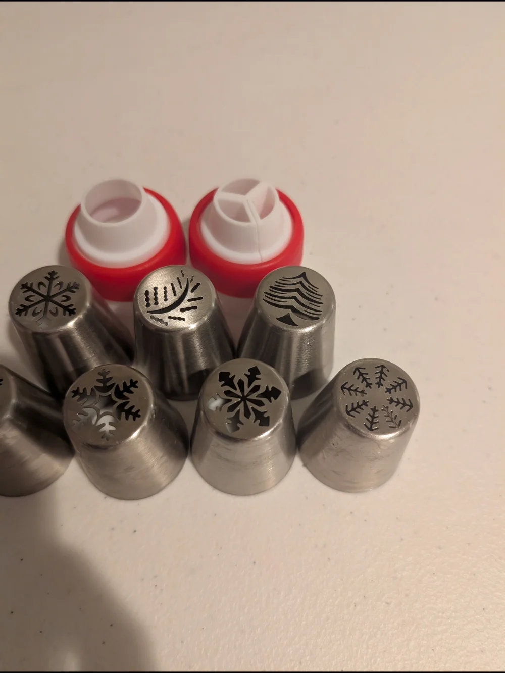 Set of 7 Metal Piping Tips with 2 Red Couplers - Snowflake and Holiday Designs